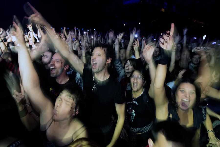 Fans du groupe Indochine pendant un concert à Lyon. Fans du groupe Indochine pendant un concert à Lyon.