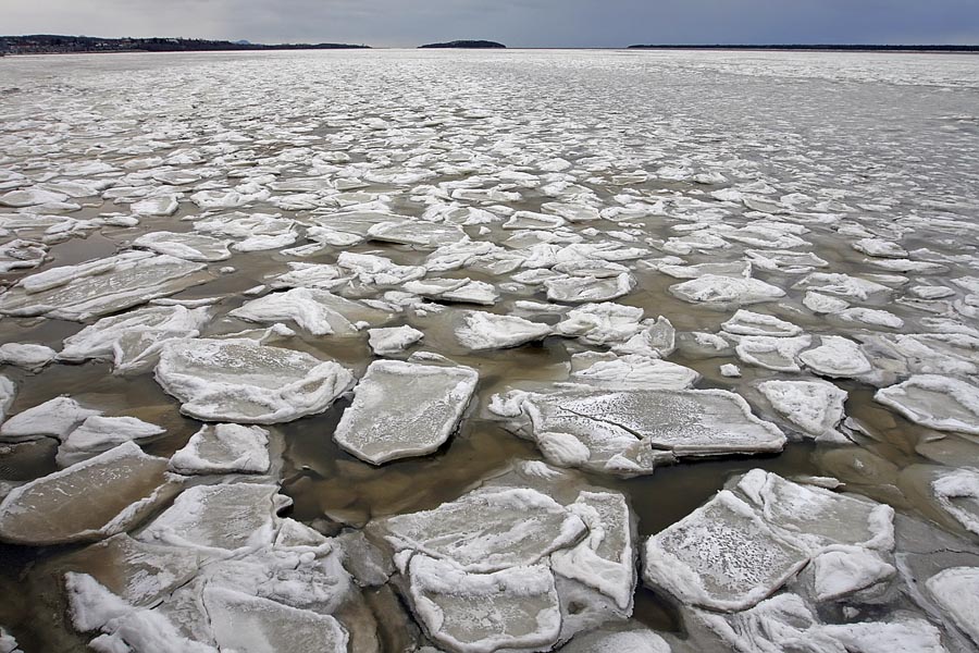 Le fleuve Saint Laurent pris par les glaces à Rimouski au Québec. Le fleuve Saint Laurent pris par les glaces à Rimouski au Québec.