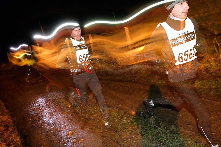 Concurrents de la SaintéLyon, trail nocturne entre les villes de Saint-Etienne et de Lyon. Concurrents de la SaintéLyon, trail nocturne entre les villes de Saint-Etienne et de Lyon.